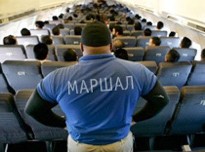 Дебоширов на борту самолета накажут электрошокером