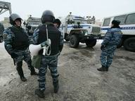 Полиция готовится к возможным массовым беспорядкам после президентских выборов со старым арсеналом: московские стражи порядка уже с сегодняшнего дня переходят на усиленный вариант несения службы, а их питерские коллеги накануне отработали свои действия по разгону экстремистов. Полиция готовится к возможным массовым беспорядкам после президентских выборов со старым арсеналом: московские стражи порядка уже с сегодняшнего дня переходят на усиленный вариант несения службы, а их питерские коллеги накануне отработали свои действия по разгону экстремистов.