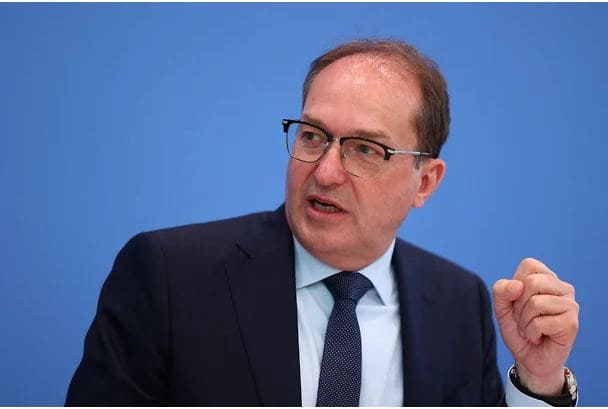 Глава МВД Германии предложил вооружить всех полицейских электрошокерами